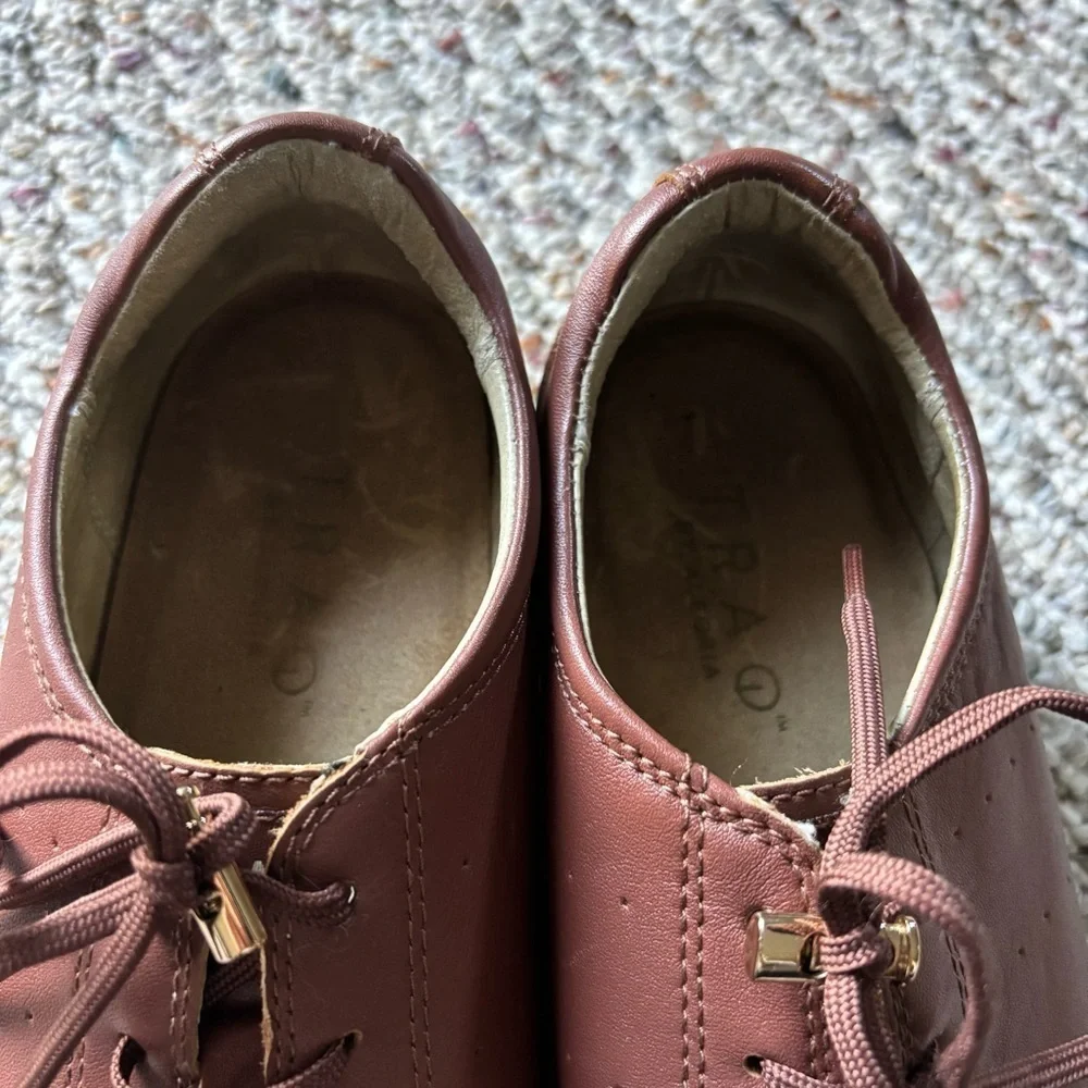 TRAQ by Alegria Shoes Men's Size 40 Low Top Sneakers Brown Cognac Leather Luxury